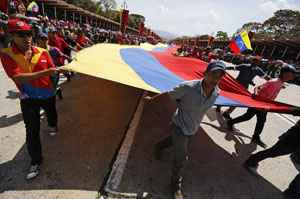 Venezuelanos fazem homenagem nas ruas de Caracas próximo à Academia Militar, onde ocorre velório de líder