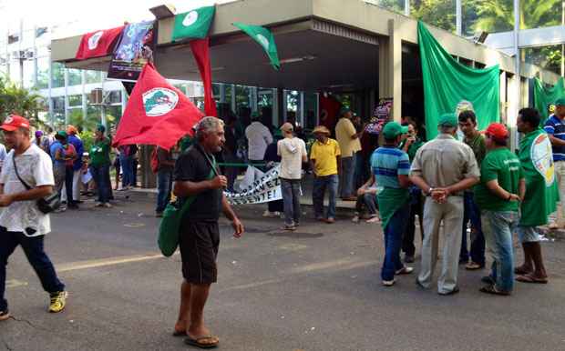 Manifestantes invadiram a entrada do ministério