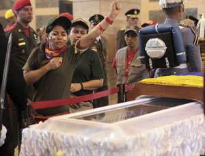 Chávez é visto por população pela última vez e é homenageado durante velório na Academia Militar