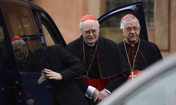 Cardeal Geraldo Agnelo do Brasil (E) e Cardeal Amigo Vallejo de Espanha (D) chegam a mais uma reunião na Sala do Sínodo, no Vaticano