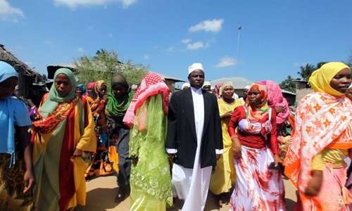 Cena de Mulheres africanas - A rede invisível, que desmistifica a visão romântica de terra das tribos selvagens