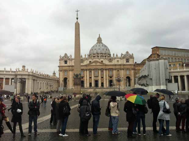 Turistas fazem fila para visitar a Basílica de São Pedro, no Vaticano