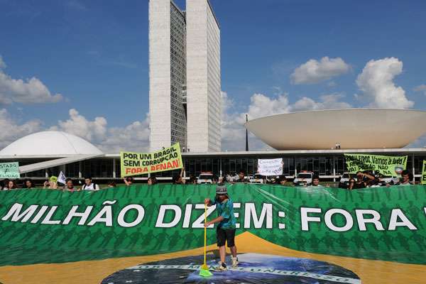 Os manifestantes estenderam uma grande bandeira do Brasil e gritaram 