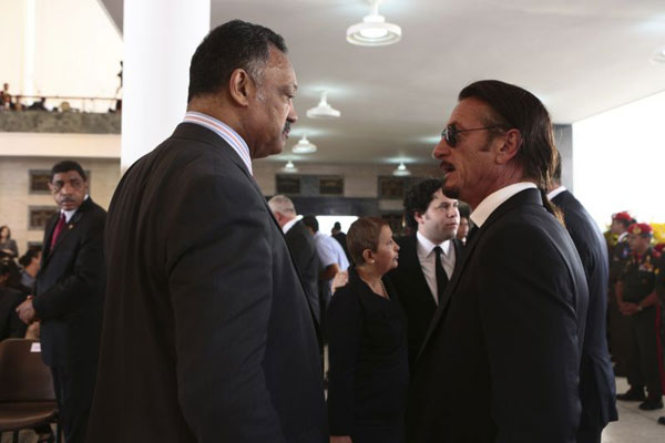 Reverendo Jesse Jackson, militante dos direitos civis, e ator Sean Penn, durante funeral do ex-presidente Hugo Chávez, na Academia Militar de Caracas