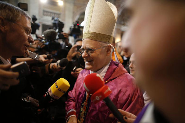 Dom Odilo Scherer fala com a imprensa, após celebrar missa em Roma, neste domingo (10)