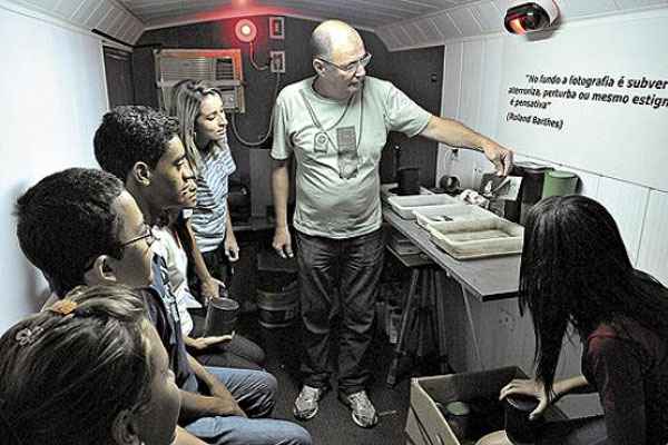 O fotógrafo José Rosa, idealizador do Fotolata, com os estudantes: projeto é financiado com verba do MEC