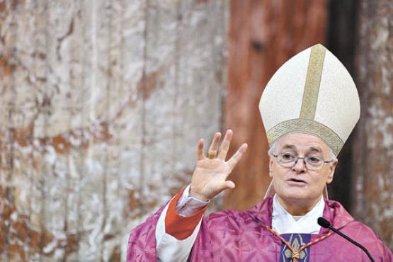 Nos mais de 22 minutos de homilia, o cardeal brasileiro não falou sobre o conclave. Em italiano, pediu que os fiéis rezassem pela Igreja, que passa por 