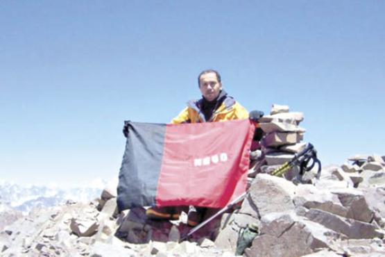 2007: Josenildo posa com a bandeira da Paraíba na segunda tentativa de chegar ao cume do Monte Aconcágua