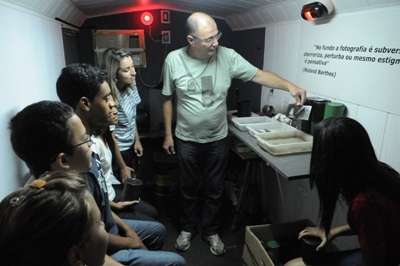 O fotógrafo José Rosa, idealizador do Fotolata, com estudantes do Centro de Ensino Fundamental Incra 8