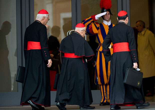 Cardeais chegam para reunião na véspera do início do conclave