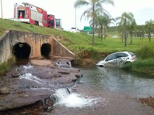 Carro cai em córrego que dá acesso ao Lago Paranoá