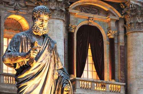 A estátua de São Pedro diante da fachada da Basílica de São Pedro, que ganhou a cortina vermelha para guardar a sacada de onde o escolhido saudará a multidão