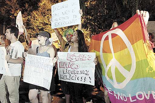 Manifestantes protestaram contra a eleição de Feliciano na entrada de um ato de desagravo ao pastor, em Ribeirão Preto (SP)