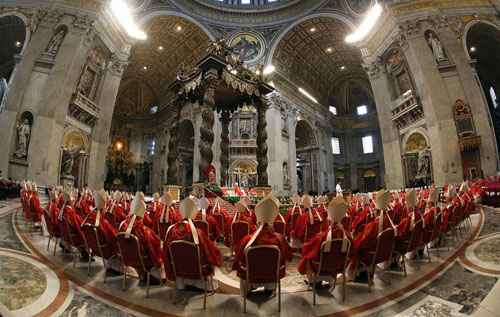 Cardiais reunidos na Basílica de São Pedro, no Vaticano, durante missa que antecipa conclave