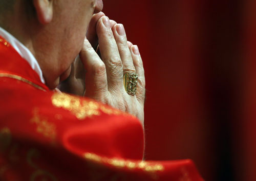 Cardiais rezam durante missa celebrada na basílica de São Pedro, no Vaticano, antes do conclave