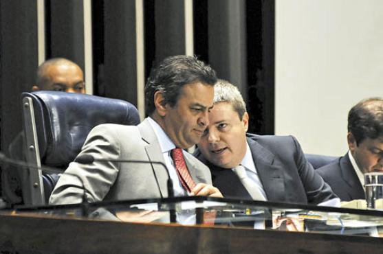 Aécio Neves vai se encontrar com colegas tucanos, como o mineiro Antônio Anastasia (direita), durante um jantar, em seu apartamento, em Brasília