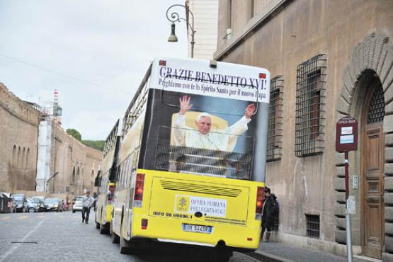 Nas ruas do Vaticano, um ônibus circula com mensagem de agradecimento a Bento XVI: desde a renúncia, a Igreja examina suas crises e seus dilemas