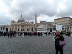 Fiéis dão opiniões sobre o perfil do novo papa na Praça de São Pedro, no Vaticano