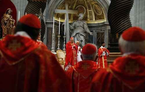 Cardiais se preparam para conclave em missa celebrada na Basílica de São Pedro, no Vaticano