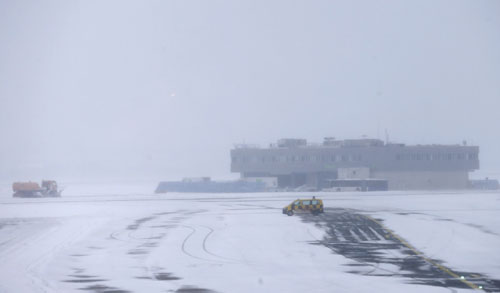 Tempestade de neve cobre a pista do aeroporto de Frankfurt