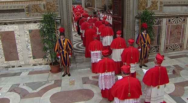 Cardeais seguem em procissão para início do conclave