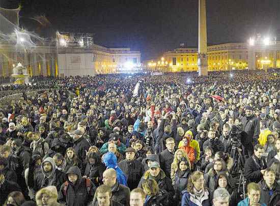 Fiéis se concentram na Praça de São Pedro, à espera de notícias do conclave: identidade pode ter ligação com mudança