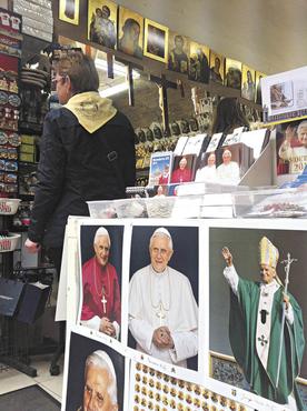 Loja expõe foto de João Paulo II (D): imagem do polonês tem forte apelo mercadológico