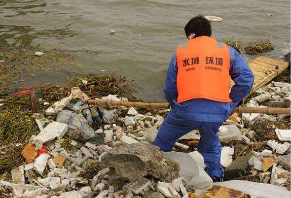 O rio Huangpu representa 20% do consumo de água dos 23 milhões de habitantes da região. Os primeiros porcos mortos foram encontrados flutuando no Huangpu na quinta-feira