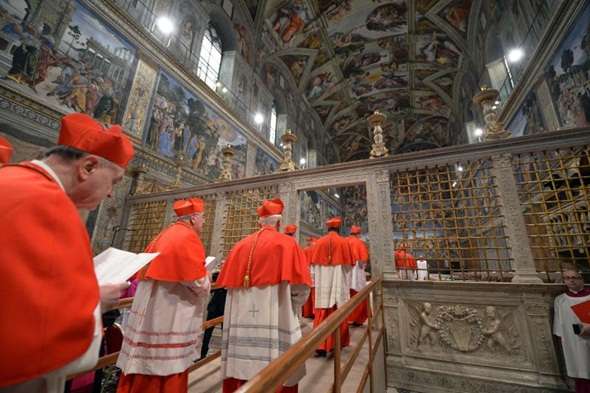 Para onde olharem, os 115 cardeais com direito a voto reunidos no conclave verão as mensagens e os valores transmitidos pelas Sagradas Escrituras, da Gênesis ao Apocalipse