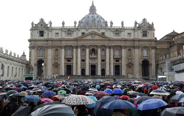 Multidão permanece reunida na Praça de São Pedro sob chuva e frio intensos