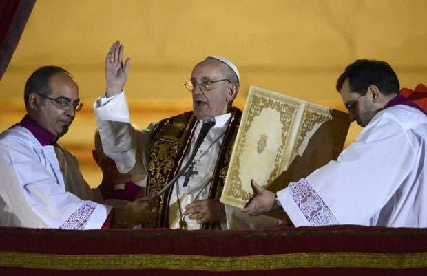 O recém-eleito papa, Jorge Mario Bergoglio, da Argentina, aparece na varanda da Basílica de São Pedro, após ser eleito pelo conclave de cardeais