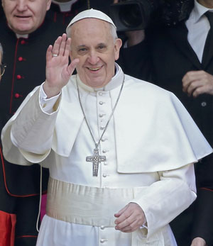 Ele rezou na Capela Paulina da basílica fechada ao público e depositou um ramo de flores diante da imagem da virgem