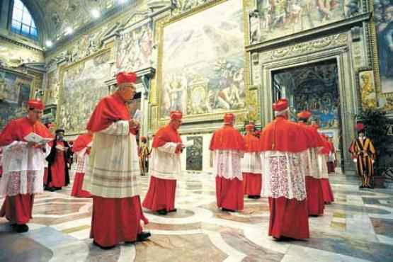 Cardeais em procissão, antes de entrarem em conclave, na Capela Sistina: disputa pelo poder é um dos entraves da Santa Sé