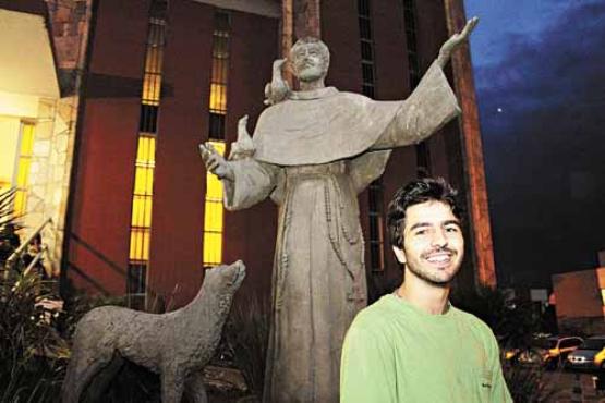 O estudante Victor Costa participou, na noite de ontem, da missa no Santuário de São Francisco de Assis e aprovou o resultado do conclave: 