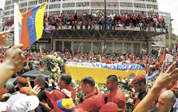 População acompanha o caixão de Chávez nas ruas de Caracas: descanso indefinido