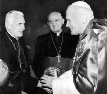 Papa João Paulo II (direita) cumprimenta Ratzinger (esquerda) sob os olhares de Bergoglio (centro)