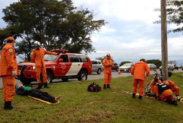 Eles foram socorridos pelos bombeiros e levados com escoriações leves para o Hospital