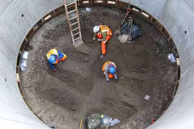 Trabalhadores da construção civil de uma nova ferrovia no centro de Londres desenterraram 13 esqueletos. Acredita-se que os cadáveres são de vítimas da peste peste negra, que matou um terço da população da Europa no século XIV