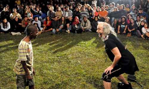 Apresentação do palhaço Chacovachi durante o festival em 2012