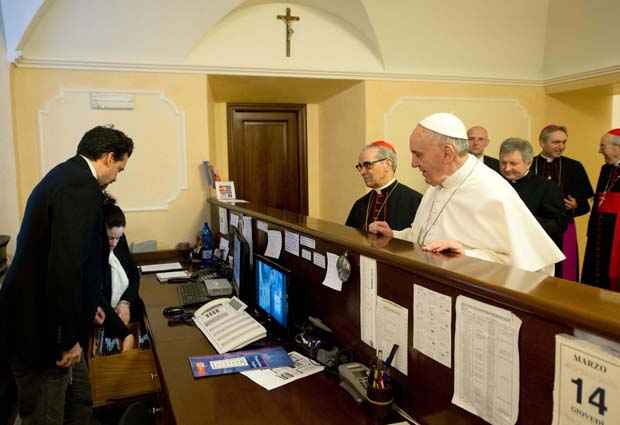 Nesta sexta-feira (15/3), o Vaticano divulgou uma imagem que mostra o papa Francisco pagando a conta da hospedagem dele na Casa Internacional do Clero, em Roma, na qual os cardeais se permaneceram antes do conclave