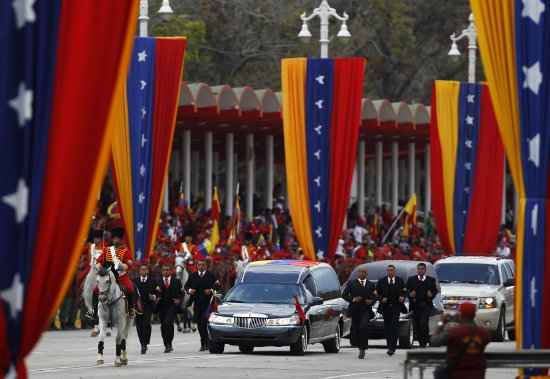 Corpo de Chávez é transportado para o Museu Histórico Militar