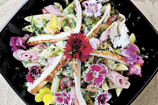 A salada de macarrÃ£o com flores, criada por JosÃ© Torres JÃºnior para o restaurante Bierfass. 