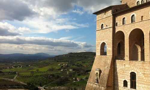 Sacro Convento de Assis, onde vivem 70 religiosos da ordem fundada por São Francisco: a cidade viu crescer o número de turistas desde o fim do conclave