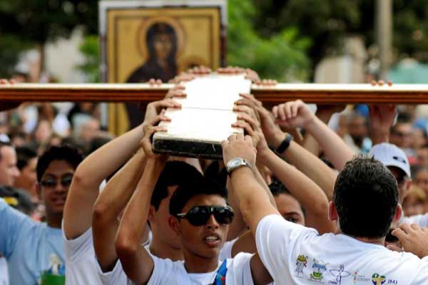 Jovens durante a peregrinação do ano passado em Brasília, com a Cruz da Jornada Mundial da Juventude - JMJ e do Ícone de Nossa Senhora. Eles seguiam para a Capela Nossa Senhora de Fátima em Samambaia Norte.