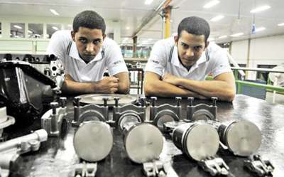 Douglas Nascimento e Hugo Lima participam do curso de manutenção automotiva no Senai em Taguatingua