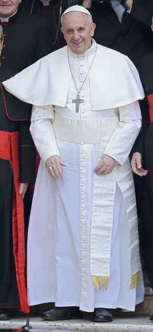 Os primeiros passos para cerimônia começam pela manhã; o papa deixa a residência de Santa Maria e segue em direção a Praça São Pedro, onde celebra a missa de entronização