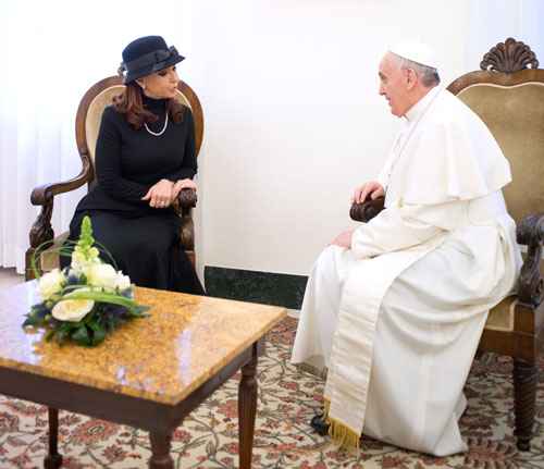 Presidente Cristina Kirchner e papa Francisco conversam informalmente antes de almoço