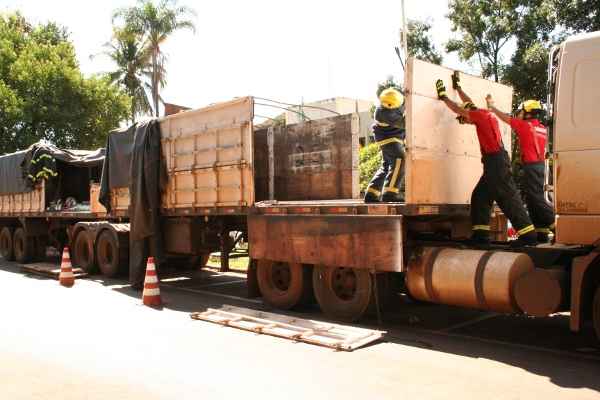 A carga, estimada em R$ 1 milhão, estava sendo transportada em um caminhão Volvo bitrem