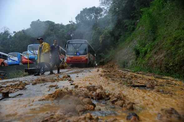 As fortes chuvas que atingiram a cidade, na região serrana, provocaram inundações e deslizamento de terra