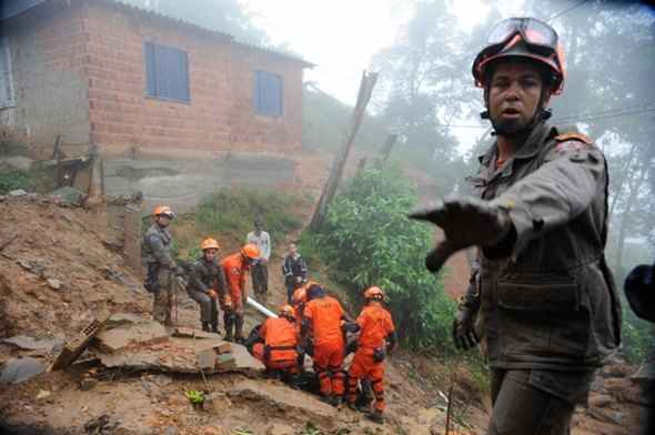 Bombeiros trabalham em áreas afetadas pelas fortes chuvas que atingiram a cidade, na região serrana